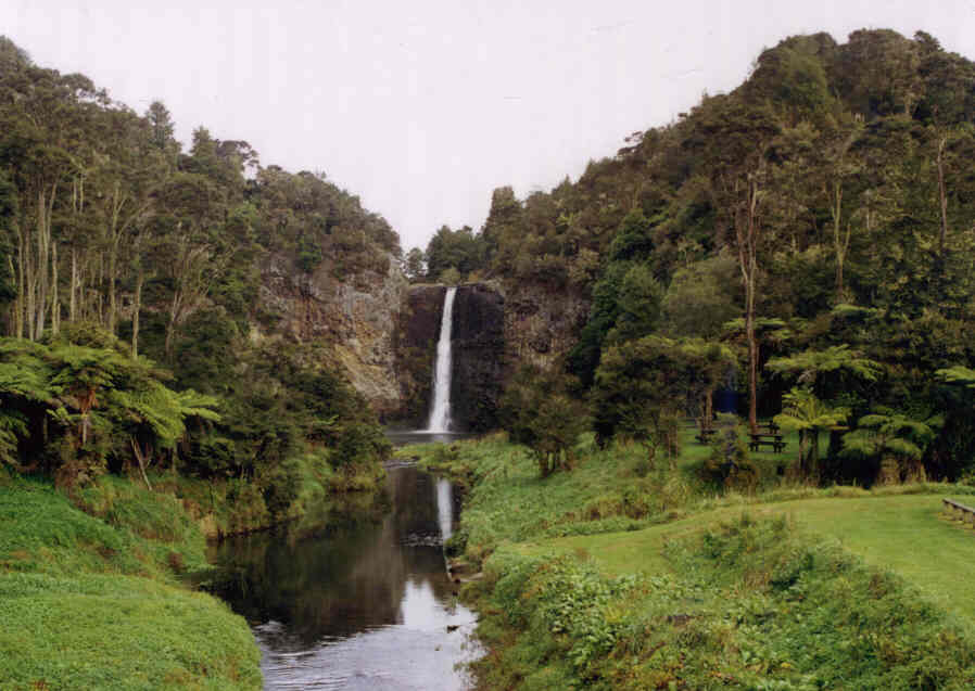 HunuaFalls2.jpg (61294 bytes)