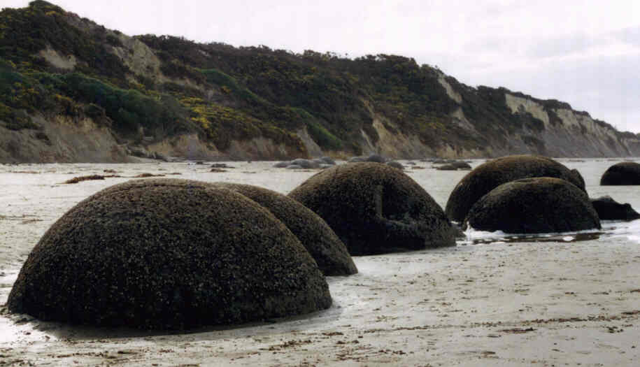 Moeraki1.jpg (44025 bytes)