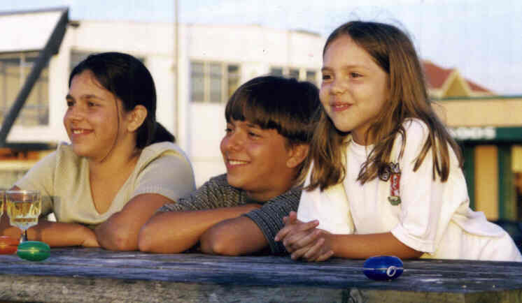 SunsetKids1.jpg (29427 bytes)